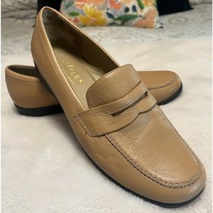 LIZ FLEX by LIZ CLAIBORNE Astor SZ:9 Tan loafers Mint condition!